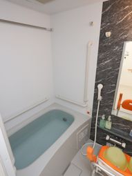 バリアフリーの清潔な浴室