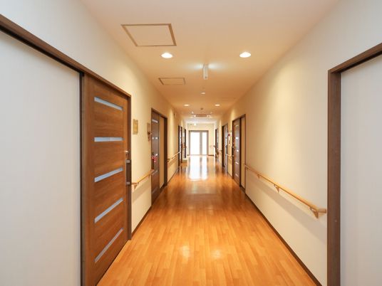 明るい通路の廊下