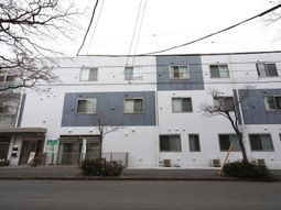 白と青の建物の外観