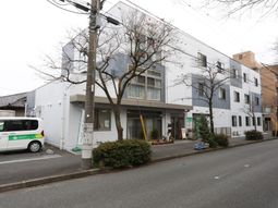 白と青の建物の外観
