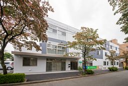 白と青の建物外観