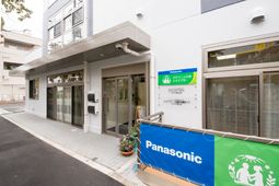 白い建物のエントランス