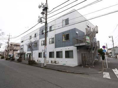 街角に佇む建物