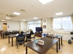 広々とした明るい食堂