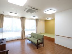 明るい居室の様子