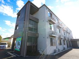 明るい日差しの建物外観