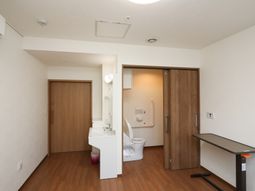 居室のベッドと洗面所