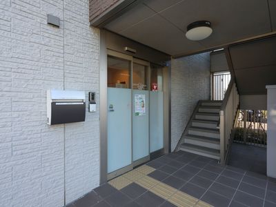 エントランスの明るい風景
