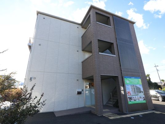 モダンな建物のエントランス