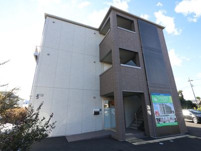 モダンな建物のエントランス