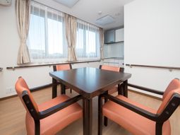 明るいダイニングテーブル