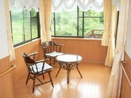 明るい窓辺の居室空間