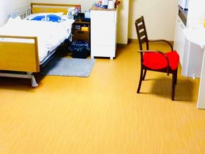 居室のベッドと椅子  