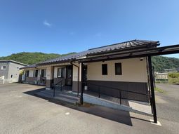 落ち着いた建物の外観