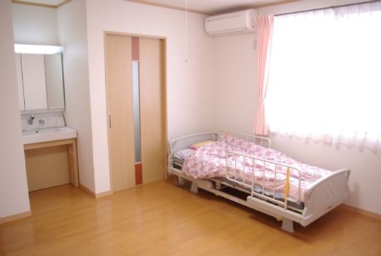自然光が差し込む居室  