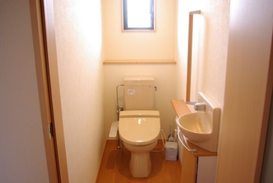 清潔なトイレの内観