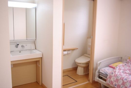 居室の洗面台とトイレ
