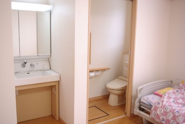 居室の洗面台とトイレ