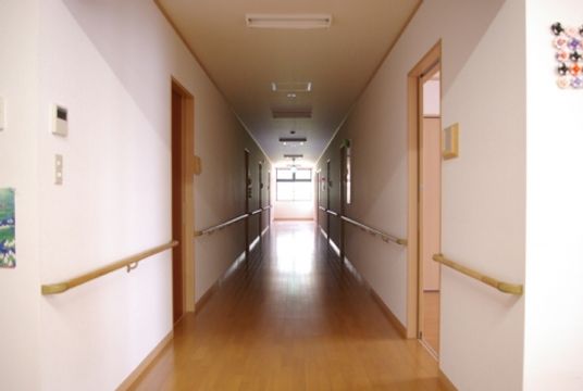 奥に光が差し込む廊下