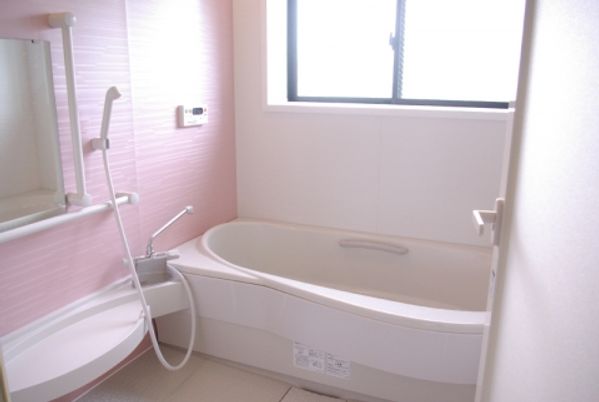 バリアフリー設計の浴室