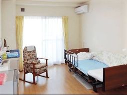 明るい居室の様子