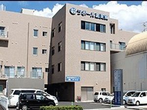 明るい日差しの建物外観