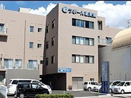 明るい日差しの建物外観