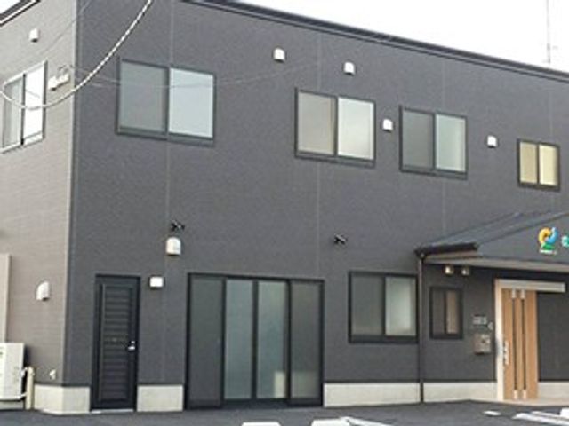 施設の外観 外観   落ち着いた色合いの建物で、窓が多くすっきりとした印象です。就業先として、明るさや見通しのよさを感じやすい外観です。