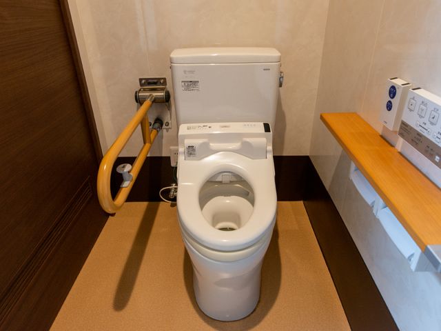 バリアフリー設計トイレ トイレ 安全手すり付きの清潔なトイレです。卓越した配慮が感じられ、入居者の日々の安心を支えます。