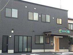 施設の落ち着いた外観