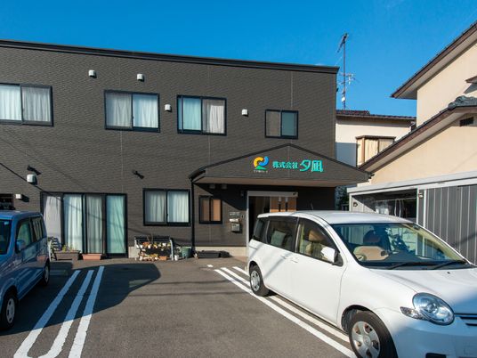 明るい外観の建物正面