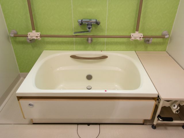 安全設計の充実した浴室 浴室 手すりが整えられた快適な浴室です。安心してご利用いただけるための配慮が行き届いています。
