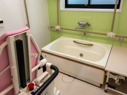 バリアフリー設計の浴室