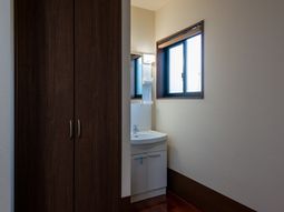 清潔な洗面台とクローゼット