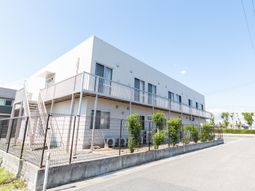 明るい外観の建物
