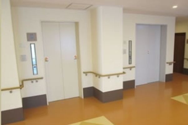 二基のエレベーター