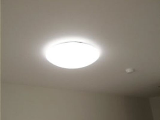 明るい照明の天井