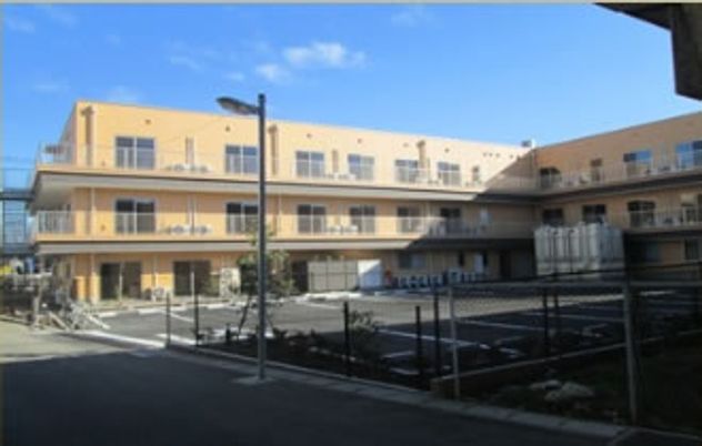 三階建ての建物外観