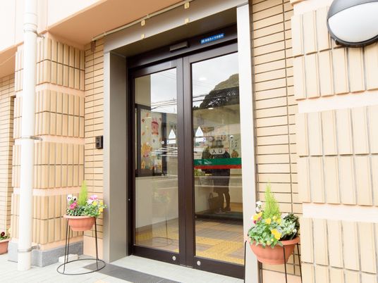 施設の入り口正面