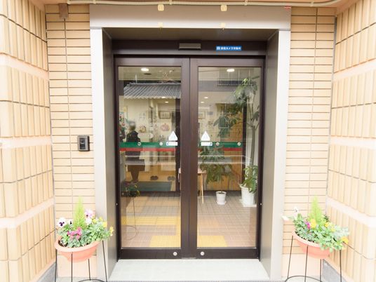 ガラス扉と玄関の植物