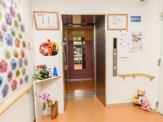 エレベーター前の廊下