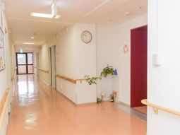 廊下の明るいイメージ