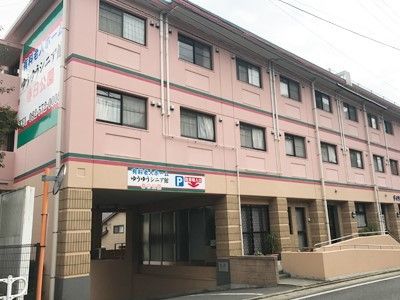 落ち着いた色合いの外観