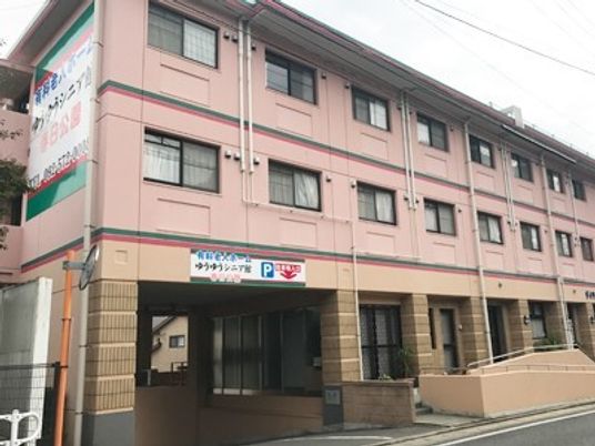 落ち着いた色合いの外観