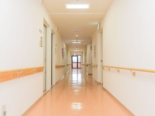 明るく広々とした廊下
