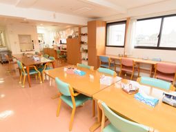 明るい共有ダイニング