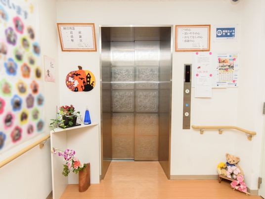 廊下のエレベーターと掲示物