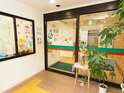 エントランスのカラフル装飾