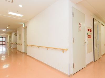 明るく清潔な廊下