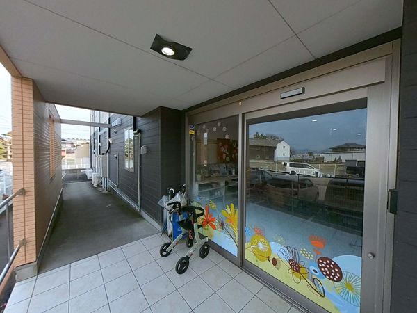 花模様が彩る入口